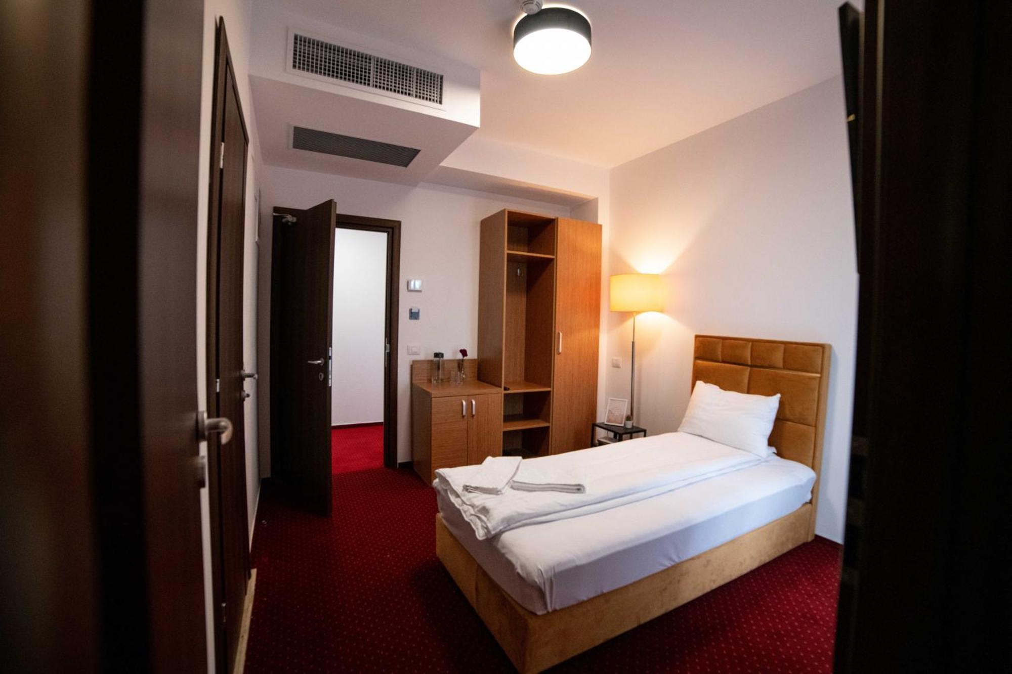 Bucharest Airport Accomodation Otopeni Exterior foto