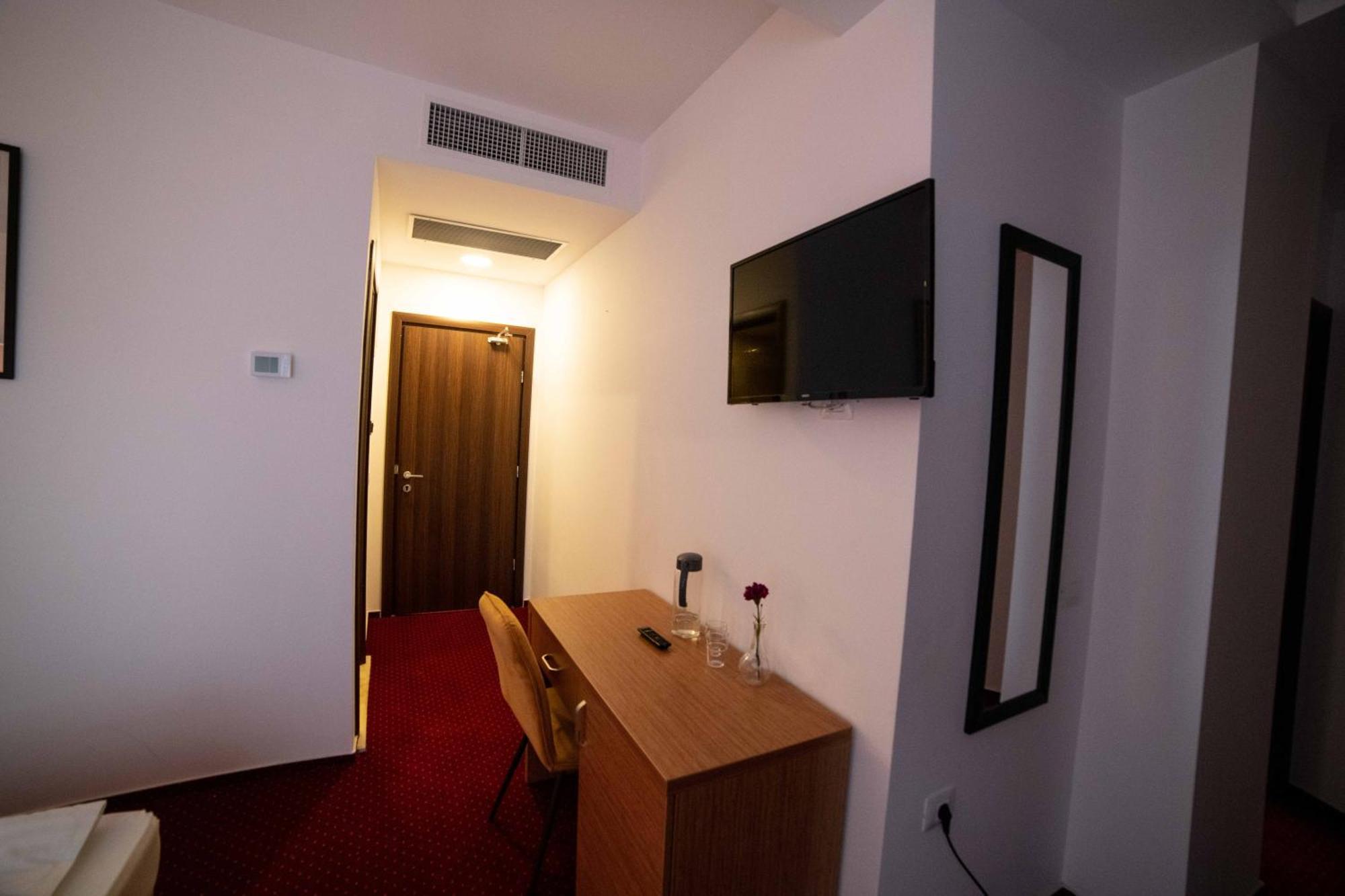 Bucharest Airport Accomodation Otopeni Exterior foto